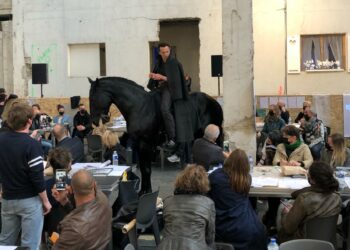Intervention de Manolo et de son cheval (Théâtre du Centaure) dans la halle Slimani en mai 2021. Une incursion sauvage et poétique au milieu de "la plus grande agence d'architectes du monde" mise en place par Va Jouer Dehors !