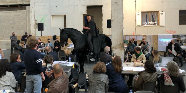 Intervention de Manolo et de son cheval (Théâtre du Centaure) dans la halle Slimani en mai 2021. Une incursion sauvage et poétique au milieu de "la plus grande agence d'architectes du monde" mise en place par Va Jouer Dehors !