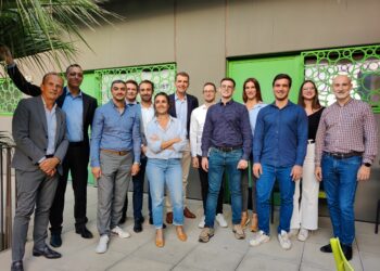 Les lauréats de la troisième édition du concours "Du carburant pour l'entrepreneuriat", accompagnés de leur parrain respectif (crédit : Rémi Liogier)