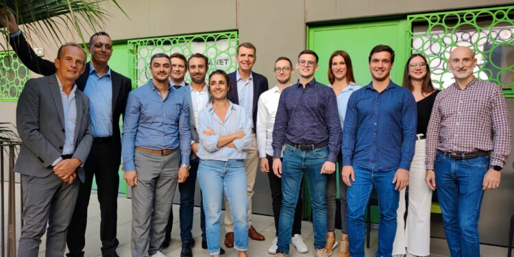 Les lauréats de la troisième édition du concours "Du carburant pour l'entrepreneuriat", accompagnés de leur parrain respectif (crédit : Rémi Liogier)