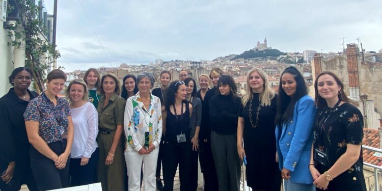 La députée européenne Sylvie Brunet avec la deuxième promotion du programme Women Coders à Marseille. (c) GG