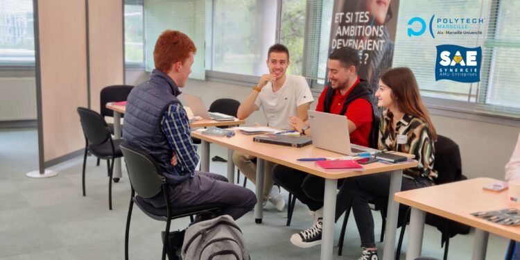 Les élèves de Polytech Marseille à la rencontre des professionnels locaux à l'occasion de la 2e édition du forum du recrutement TIC & Numérique (crédit : Gomet')