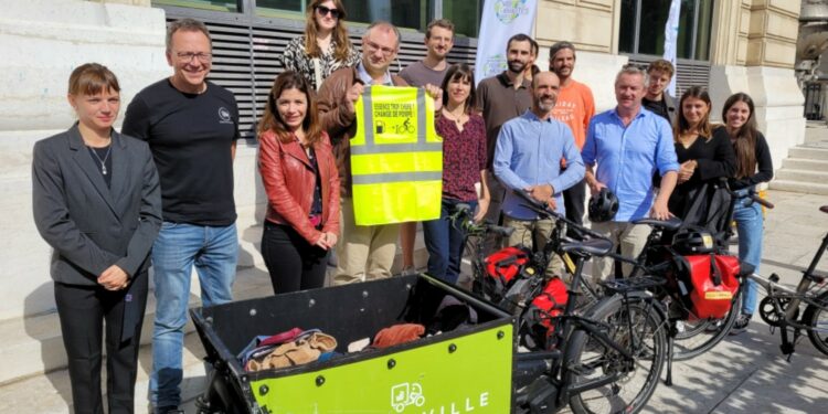 Des participants et les organisateurs des Rencontres du vélo (Crédit Gomet'/JYD)