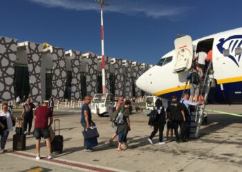 Touristes au départ de l'aéroport de Fes au Maroc (Crédit Gomet'/JFE)
