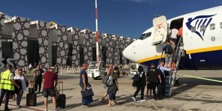 Touristes au départ de l'aéroport de Fes au Maroc (Crédit Gomet'/JFE)