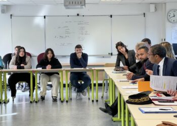 Échanges avec l"équipe pédagogique du lycée Saint Exupéry. Crédit Ministère de l'Education