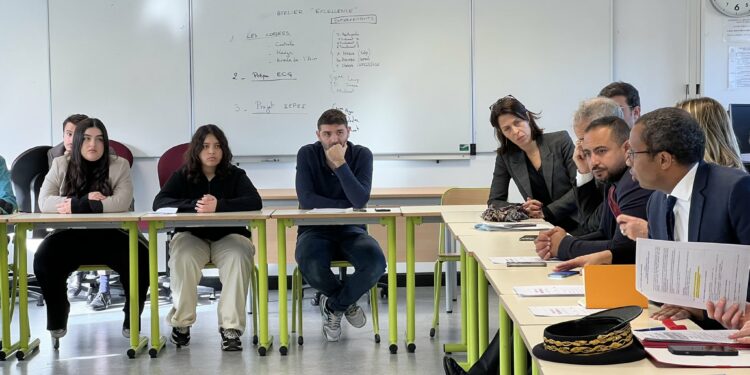 Échanges avec l"équipe pédagogique du lycée Saint Exupéry. Crédit Ministère de l'Education