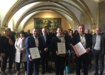 De gauche à droite : Franck Alexandre, Sophie Joissains et Serge Magdeleine, lundi à la mairie d'Aix-en-Provence, la convention de mécénat de la Biennale à la main. (Crédit : Lisa Défossez)