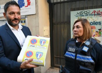 Yannick Ohanessian lundi 7 novembre avec une policière municipale (Crédit Gomet'/LD)