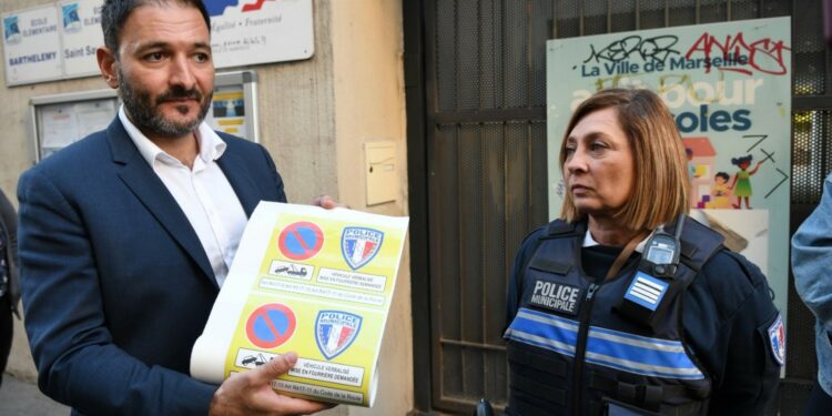 Yannick Ohanessian lundi 7 novembre avec une policière municipale (Crédit Gomet'/LD)