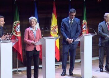 Emmanuel Macron avec les chefs de gouvernement espagnol et portugais et la Commission européenne Ursula von der Leyen (Capture écran)