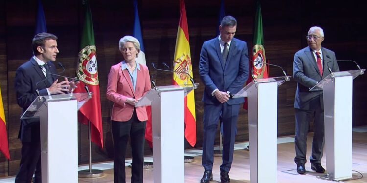 Emmanuel Macron avec les chefs de gouvernement espagnol et portugais et la Commission européenne Ursula von der Leyen (Capture écran)