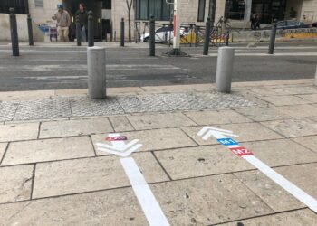 Fléchage au sol pour devant la gare Saint-Charles pour les usagers du métro (Crédit Gomet')