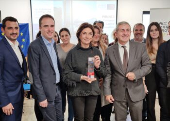 Arnaud Mercier et Didier Parakian ont remis à Martine Vassal le trophée iCapital 2022, ramené de Bruxelles (crédit : RL)