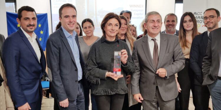 Arnaud Mercier et Didier Parakian ont remis à Martine Vassal le trophée iCapital 2022, ramené de Bruxelles (crédit : RL)