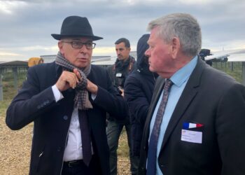 Le sous-préfet d'Istres Régis Passerieux (à gauche) avec le maire de Fos-sur-Mer René Raimondi vendredi 2 décembre 2022 à la Feuillane pour l'nauguration. de la centrale solaire de Total Energies (Crédit Gomet'/JFE).