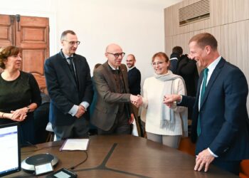 Sophie Joissains à Aix jeudi 22 décembre 2022 entourée par les signataitres de l'acte devente du couvent des Prêcheurs (Crédit D. Kapikian / Ville d'Aix-en-Provence)