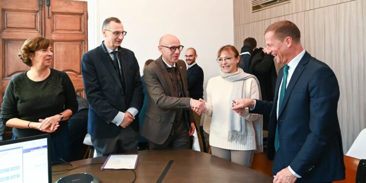 Sophie Joissains à Aix jeudi 22 décembre 2022 entourée par les signataitres de l'acte devente du couvent des Prêcheurs (Crédit D. Kapikian / Ville d'Aix-en-Provence)