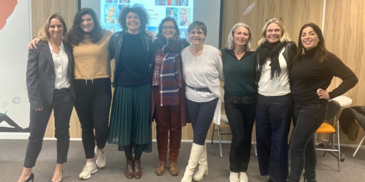 Les neuf femmes accompagnées par Orange