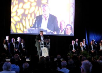 René Raimondi lors de son discours des voeux aux habitants de Fos vendredi 13 janvier 2023 (Crédit Ville de Fos)