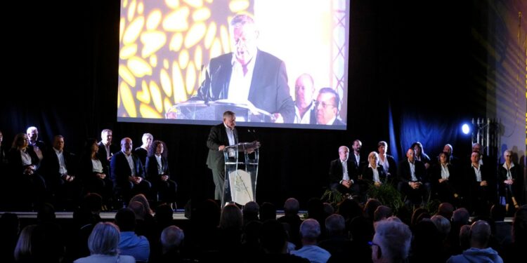 René Raimondi lors de son discours des voeux aux habitants de Fos vendredi 13 janvier 2023 (Crédit Ville de Fos)