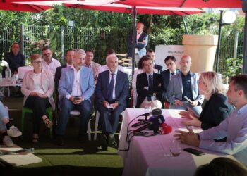 José Gonzalez (assis au centre) en réunion à Allauch avec Marine Le Pen en juin 2022 © DR