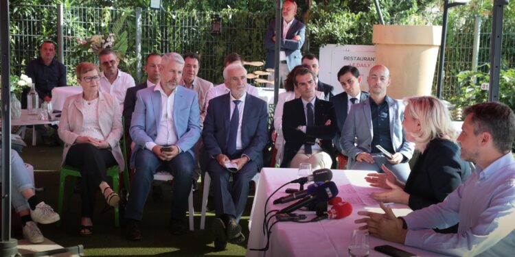 José Gonzalez (assis au centre) en réunion à Allauch avec Marine Le Pen en juin 2022 © DR