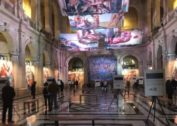 Vue depuis l'entrée de l'exposition Chapelle Sixtine au Palais de la Bourse de Marseille (Crédit Gomet'/JFE)