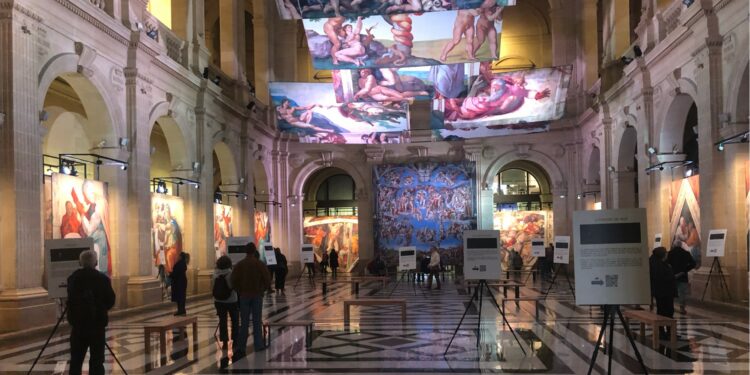 Vue depuis l'entrée de l'exposition Chapelle Sixtine au Palais de la Bourse de Marseille (Crédit Gomet'/JFE)