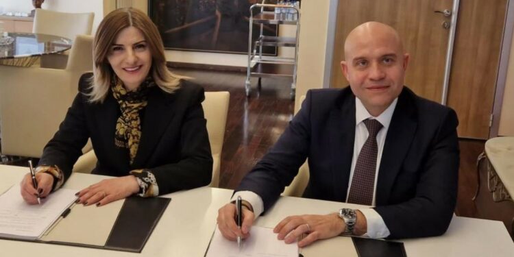 Signature du partenariat par Süheyla Çebi Karahan, CEO du groupe Dorçe, et Yannick Morillon, CEO du groupe CIS (Crédit CIS)