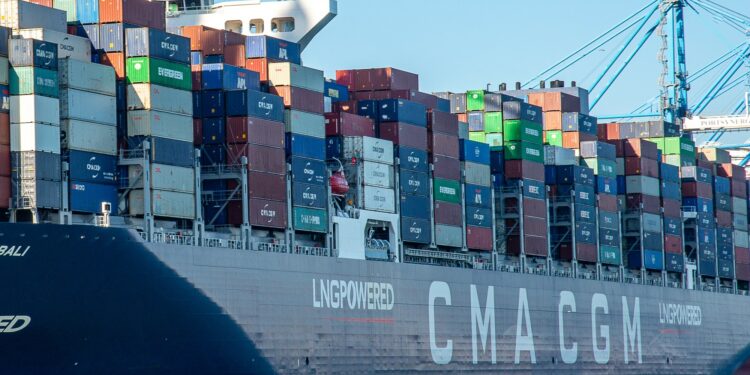 Un porte-conteneurs de CMA CGM alimenté au GNL (Crédit Gomet'/JY Delattre)