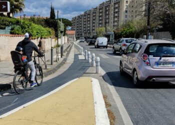 Un cycliste en bout de piste devant le parc Pastré le 14 avril 2021 (crédit : RL)
