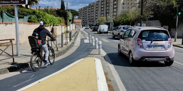 Un cycliste en bout de piste devant le parc Pastré le 14 avril 2021 (crédit : RL)