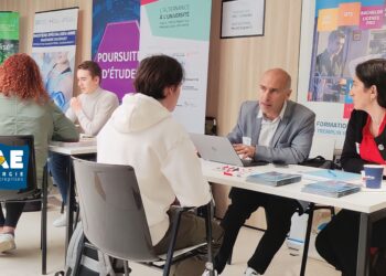 Au programme : ateliers le matin (bar à CV, séance photo professionnelle, espace coaching, conférences), et sessions de « job dating » l'après-midi, auprès de 70 partenaires.