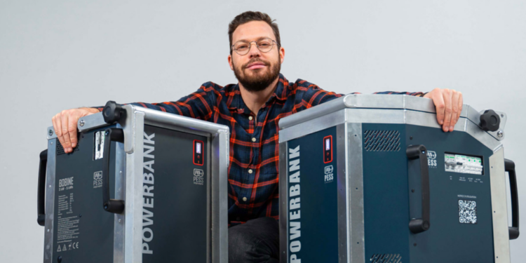 Rémi Pillot, fondateur de Pess Energy, et ses groupes électrogènes à recharge solaire silencieux et zéro carbone (Crédit DR)