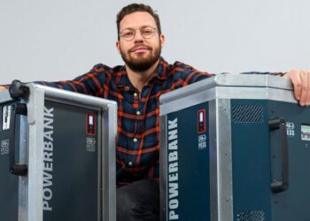 Rémi Pillot et ses groupes électrogènes à recharge solaire silencieux et zéro carbone (Crédit DR)