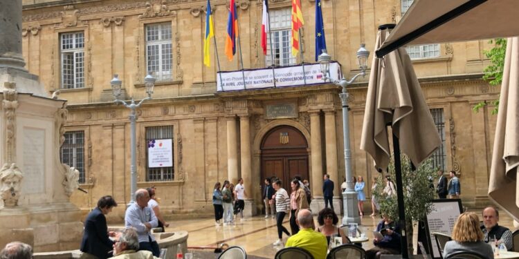 le drapeau arménien a été hissé au fronton de l'Hôtel de Ville d'Aix-en-Provence (Crédit Gomet')