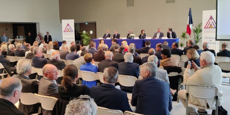 L’Union des maires des Bouches-du-Rhône, présidé par Georges Cristiani, a tenu une assemblée générale au Château Bas de Mimet, vendredi 21 avril (crédit : RL)