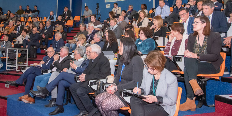 Trente citoyens et cinquante personnes issus de la société civile ou du monde économique vont ensemble « définir une vision » pour l’avenir industriel de Fos-Berre (crédit : JYD Gomet')