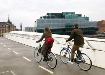 Devant le Blox à Coepnhague bâtiment qui abrite le musée d'architecture du Danemark le pont Lille Langebro construit en 2019 pour les piétons et les cyclistes (Crédit Gomet'/JF Eyraud - Mars 2023)