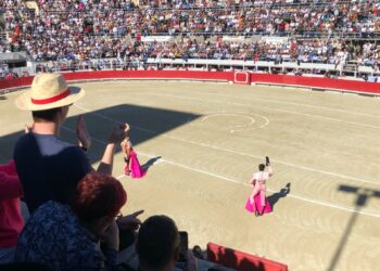 Roca Rey (à droite) et Sébastien Castella au début de leur mano a mano saluent le public des arènes d'Arles (Crédit Gomet')
