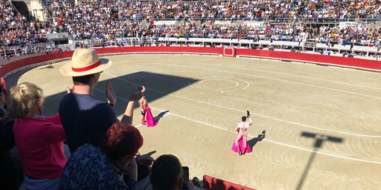 Roca Rey (à droite) et Sébastien Castella au début de leur mano a mano saluent le public des arènes d'Arles (Crédit Gomet')