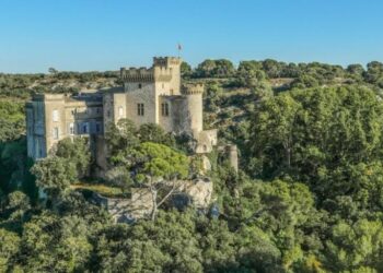 Le château de La Barben, autour duquel s'articule le parc à thème du Rocher Mistral (crédit : Rocher Mistral)