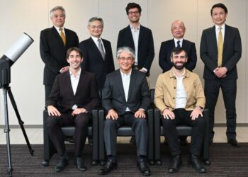 Les dirigeants d'Unistellar et ceux de Nikon pour l'officialisation de l'accord financier (Crédit DR)