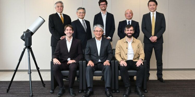 Les dirigeants d'Unistellar et ceux de Nikon pour l'officialisation de l'accord financier (Crédit DR)