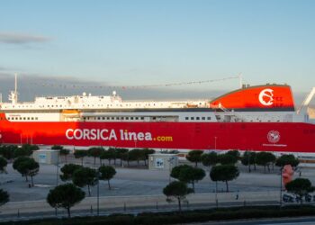 Un navire de la Corsica Liinea dans le port de Marseille (crédit : JYD / Gomet')
