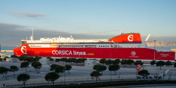 Un navire de la Corsica Liinea dans le port de Marseille (crédit : JYD / Gomet')