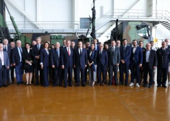 L'ensemble des élus et personnalités réunis vendredi 28 avril à la base aérienne BA 125 d'Istres autour du ministre Sébastien Lecornu (Crédit Twitter @SebLecornu)