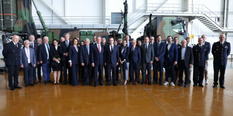 L'ensemble des élus et personnalités réunis vendredi 28 avril à la base aérienne BA 125 d'Istres autour du ministre Sébastien Lecornu (Crédit Twitter @SebLecornu)