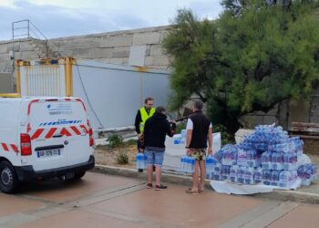 Distribution de bouteilles d'eau vendredi après-midi au Frioul par la Semm (Crédit DR)